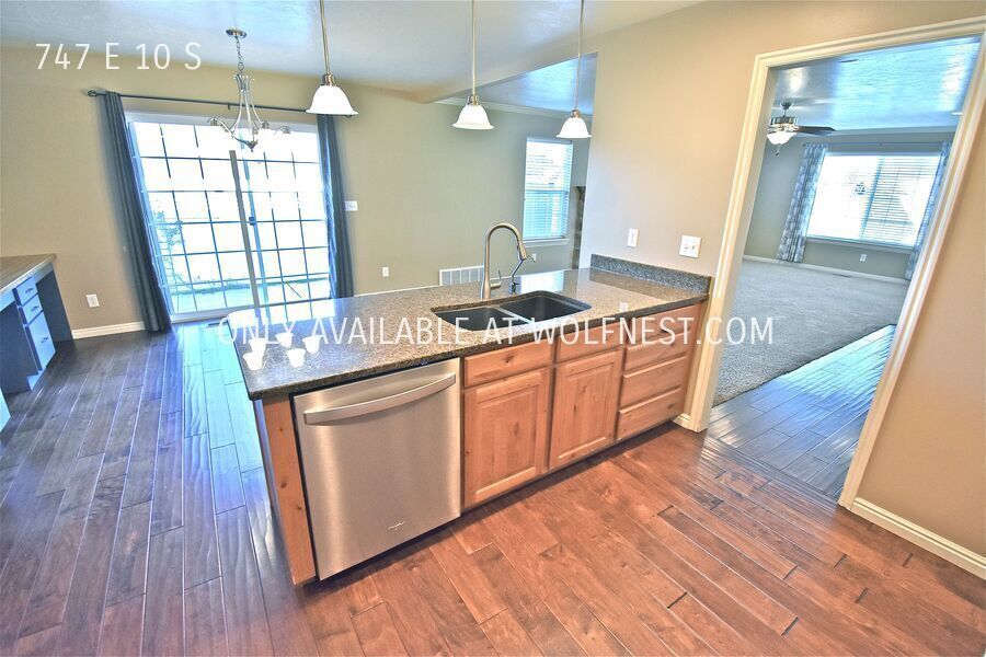 Beautiful 4 Bed American Fork Townhome! No Deposit Option! property image