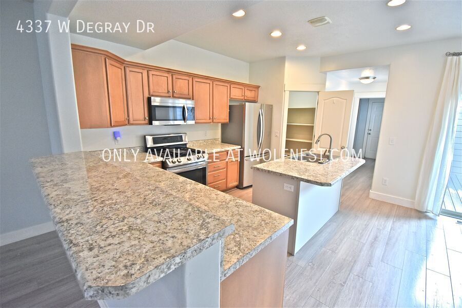 Spacious 4 Bed Daybreak Townhome! property image