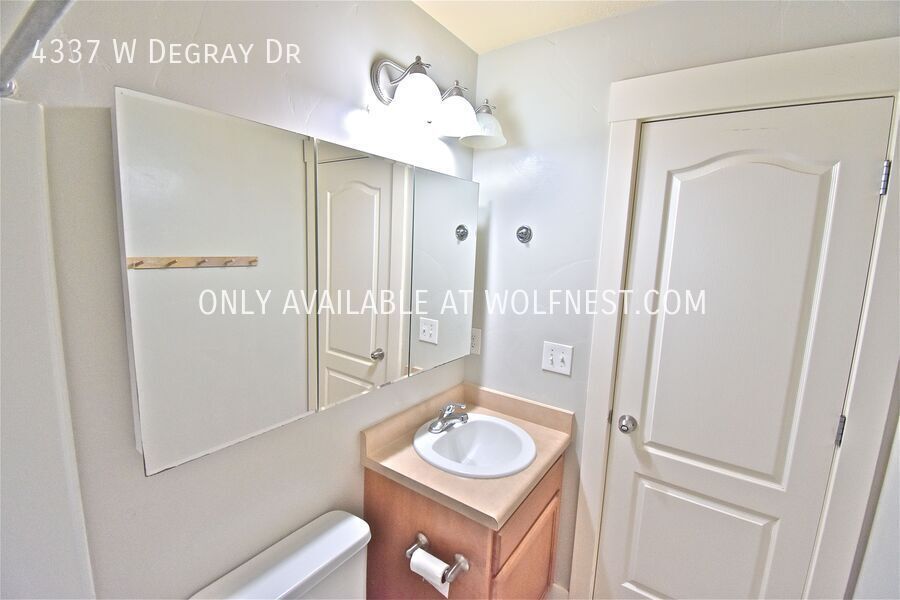 Spacious 4 Bed Daybreak Townhome! property image