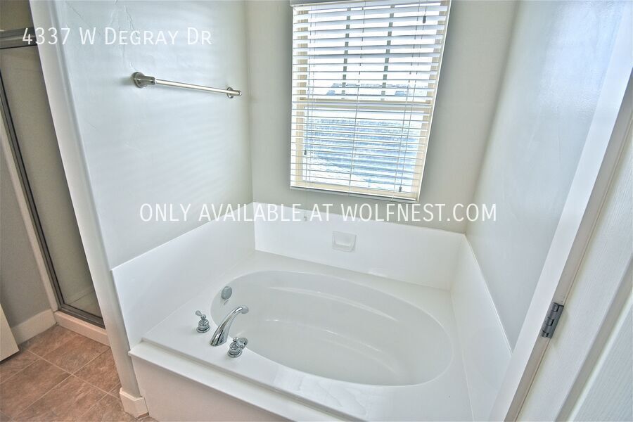 Spacious 4 Bed Daybreak Townhome! property image