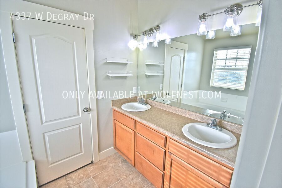 Spacious 4 Bed Daybreak Townhome! property image