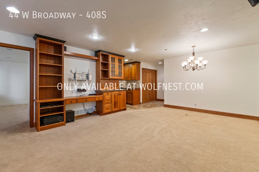 Luxurious 1 Bed Downtown Condo! No Deposit Option! property image
