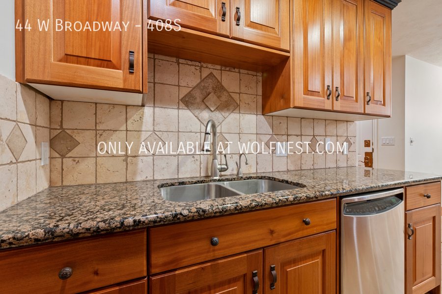 Luxurious 1 Bed Downtown Condo! No Deposit Option! property image