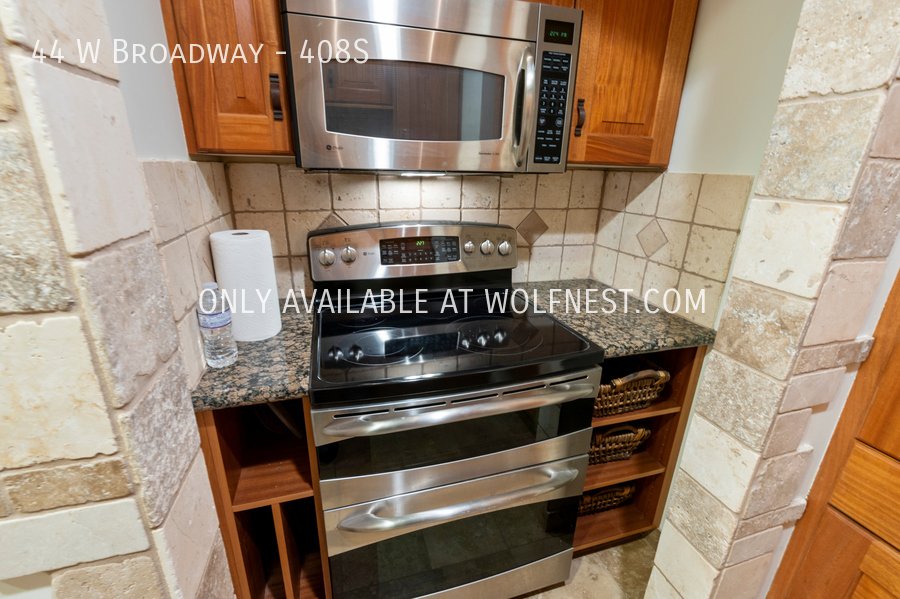 Luxurious 1 Bed Downtown Condo! No Deposit Option! property image