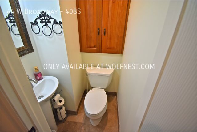 Luxurious 1 Bed Downtown Condo! No Deposit Option! property image