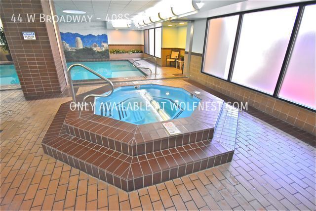 Luxurious 1 Bed Downtown Condo! No Deposit Option! property image