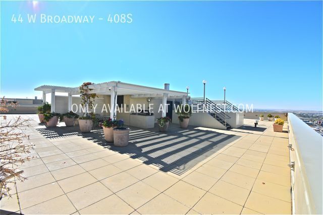 Luxurious 1 Bed Downtown Condo! No Deposit Option! property image
