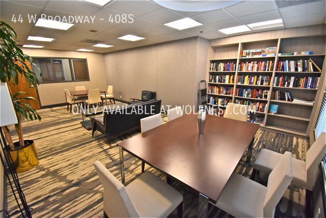 Luxurious 1 Bed Downtown Condo! No Deposit Option! property image