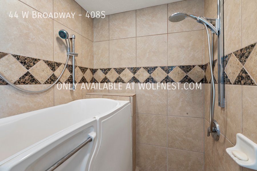 Luxurious 1 Bed Downtown Condo! No Deposit Option! property image